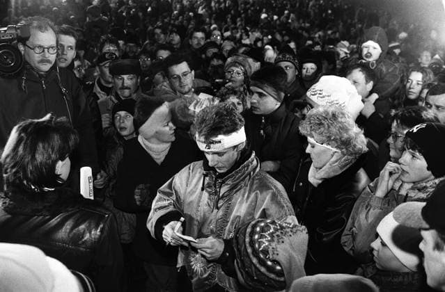 Jens Weißflug 10.01.1996,Oberwiesenthal, Markt, Tausende empfingen den Ausnahmeskispringer Jans Weißflog auf dem Markt nach dem siegreichen Abschluß der Vierschanzen-Tournee, danach feierte man im Hotel 4 Jahreszeiten mit prominenten Gästen. Mit dabei seine Ehefrau Nicola und die Söhne Daniel und Niklas. *** Jens Weißflug 10 01 1996,Oberwiesenthal, Markt, Thousands welcomed the exceptional ski jumper Jans Weißflog on the market after the victorious conclusion of the Four Hills Tournament, then celebrated in the Hotel 4 Jahreszeiten with prominent guests Including his wife Nicola and sons Daniel and Niklas