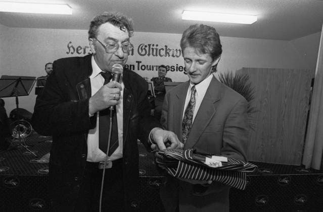 Jens Weißflug 10.01.1996,Oberwiesenthal, Markt, Tausende empfingen den Ausnahmeskispringer Jans Weißflog auf dem Markt nach dem siegreichen Abschluß der Vierschanzen-Tournee, danach feierte man im Hotel 4 Jahreszeiten mit prominenten Gästen. Mit dabei seine Ehefrau Nicola und die Söhne Daniel und Niklas. *** Jens Weißflug 10 01 1996,Oberwiesenthal, Markt, Thousands welcomed the exceptional ski jumper Jans Weißflog on the market after the victorious conclusion of the Four Hills Tournament, then celebrated in the Hotel 4 Jahreszeiten with prominent guests Including his wife Nicola and sons Daniel and Niklas