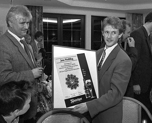 Jens Weißflug 10.01.1996,Oberwiesenthal, Markt, Tausende empfingen den Ausnahmeskispringer Jans Weißflog auf dem Markt nach dem siegreichen Abschluß der Vierschanzen-Tournee, danach feierte man im Hotel 4 Jahreszeiten mit prominenten Gästen. Mit dabei seine Ehefrau Nicola und die Söhne Daniel und Niklas. *** Jens Weißflug 10 01 1996,Oberwiesenthal, Markt, Thousands welcomed the exceptional ski jumper Jans Weißflog on the market after the victorious conclusion of the Four Hills Tournament, then celebrated in the Hotel 4 Jahreszeiten with prominent guests Including his wife Nicola and sons Daniel and Niklas