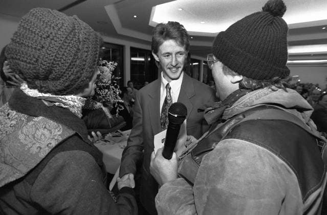 Jens Weißflug 10.01.1996,Oberwiesenthal, Markt, Tausende empfingen den Ausnahmeskispringer Jans Weißflog auf dem Markt nach dem siegreichen Abschluß der Vierschanzen-Tournee, danach feierte man im Hotel 4 Jahreszeiten mit prominenten Gästen. Mit dabei seine Ehefrau Nicola und die Söhne Daniel und Niklas. *** Jens Weißflug 10 01 1996,Oberwiesenthal, Markt, Thousands welcomed the exceptional ski jumper Jans Weißflog on the market after the victorious conclusion of the Four Hills Tournament, afterwards they celebrated in the Hotel 4 Jahreszeiten with prominent guests Including his wife Nicola and sons Daniel and Niklas