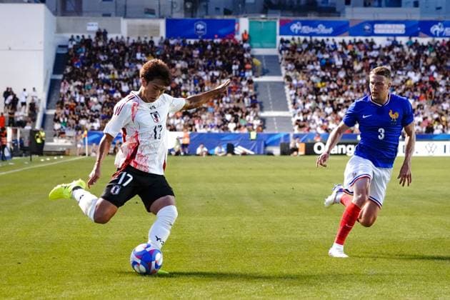 HIRAKAWA Yu (17 - Japon) - Adrien Truffert (3 - France) FOOTBALL : France vs Japon - Match amical de préparation aux JO Paris 2024 - Toulon - 17 07 2024 NorbertScanella Panoramic 