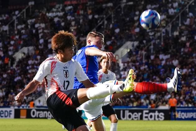 HIRAKAWA Yu (17 - Japon) - Adrien Truffert (3 - France) FOOTBALL : France vs Japon - Match amical de préparation aux JO Paris 2024 - Toulon - 17 07 2024 NorbertScanella Panoramic 