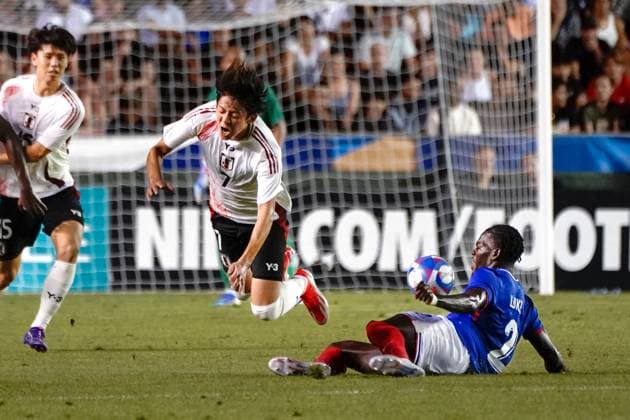 YAMAMOTO Rihito (7 - Japon) - Castello Lukeba (2 - France) FOOTBALL : France vs Japon - Match amical de préparation aux JO Paris 2024 - Toulon - 17 07 2024 NorbertScanella Panoramic 