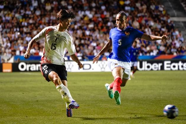 TAKAI Kota (15 - Japon) - Kiliann Sildillia (5 - France) FOOTBALL : France vs Japon - Match amical de préparation aux JO Paris 2024 - Toulon - 17 07 2024 NorbertScanella Panoramic 