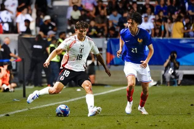 SATO Kein (18 - Japon) - Maghnes Akliouche (21 - France) FOOTBALL : France vs Japon - Match amical de préparation aux JO Paris 2024 - Toulon - 17 07 2024 NorbertScanella Panoramic 