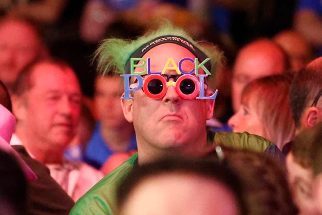 Sport Themen der Woche KW 29 Sport Bilder des Tages 17 07 2024. 2024 Betfred Matchplay A darts fan during the 2024 Betfred World Matchplay darts at Winter Gardens, Blackpool, United Kingdom on 17 July 2024. Blackpool Winter Gardens Aberdeenshire United Kingdom Editorial use only , Copyright: xStephenxDobsonx PSI-19947-0155