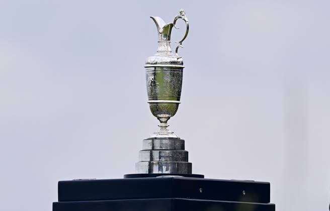 The Claret Jug on the 1st Tee as the 152nd Open Championship gets under way The British Open Championship, Day One, Golf, Royal Troon, Troon, UK - 18 July 2024  Copyright: xGreigxCowie Shutterstockx 14587994c