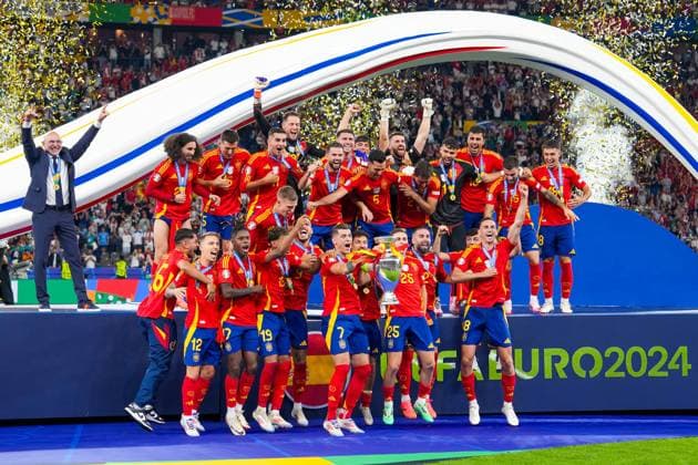 Siegesjubel Spanien über den vierten Europameistertitel, Alvaro Morata (Spanien Spain, 07) mit dem Henri Delaunay Pokal, Trainer Luis de la Fuente (Spanien Spain) stellt sich abseits um den Verdienst der Mannschaft zu geben - Berlin 14.07.2024: Spanien vs. England, M51, EURO2024 Finale, Olympiastadion Berlin