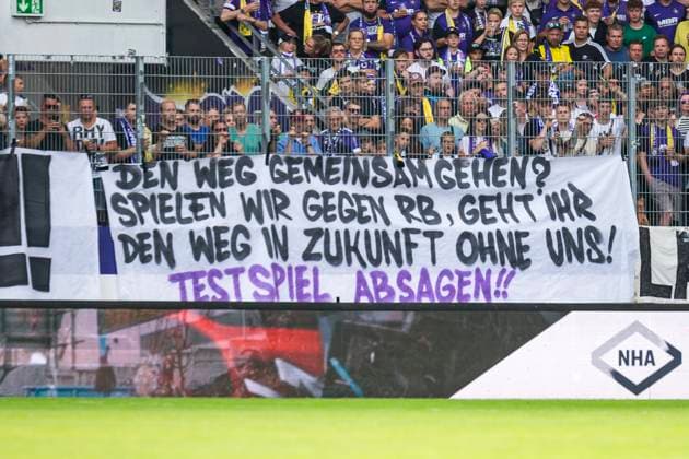 Sport Themen der Woche KW 29 17.07.2024, xomx, Fussball Testspiel, Erzgebirge Aue - Borussia Dortmund emspor, v.l. Protest-Banner Fans Erzgebirge Aue: Den Weg gemeinsam gehen? Spielen wir gegen RB, geht Ihr den Weg in Zukunft ohne uns! Testspiel Absagen!! (DFL DFB REGULATIONS PROHIBIT ANY USE OF PHOTOGRAPHS as IMAGE SEQUENCES and or QUASI-VIDEO) Aue *** 17 07 2024, xomx, Fußball Testspiel, Erzgebirge Aue Borussia Dortmund emspor, v l Protest Banner Fans Erzgebirge Aue Den Weg gemeinsam gehen Spielen wir gegen RB, geht ihr den Weg in Zukunft ohne uns Testspiel Absagen DFL DFB REGULATIONS PROHIBIT ANY USE OF PHOTOGRAPHS as IMAGE SEQUENCES and or QUASI VIDEO Aue