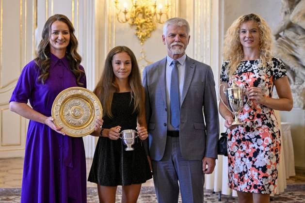 Sport Themen der Woche KW 29 Sport Bilder des Tages Czech President Petr Pavel (3rd from left) receives Wimbledon tennis winners Barbora Krejcikova (left), Katerina Siniakova (right) and U14 winner Jana Kovackova (second from left), at the Prague Castle, Czech Republic, on July 18, 2024. (CTKxPhoto VitxSimanek) CTKPhotoP2024071804180  CTKPhotoP2024071804180