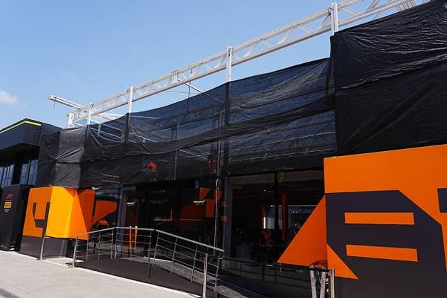 FORMULA 1 HUNGARIAN GRAND PRIX 2024 18.07.2024, Hungaroring, Budapest, FORMULA 1 HUNGARIAN GRAND PRIX 2024 , im Bild Das Dach der McLaren Hospitality wurde durch den gestrigen Sturm stark beschädigt. Mitarbeiter versuchen den Schaden zu beheben.