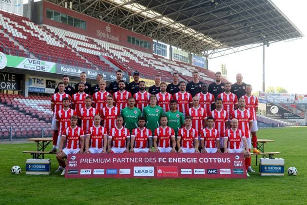 FC Energie Cottbus; 3. Liga, Porträttermin 2024 2025, Mannschaftsfoto hi. Reihe v.li.: Bastian Rost (Physiottherapeut), Bruno Martin (Physiottherapeut), Dr. Hartmut Thamke (Mannschaftsarzt), Jonas Hildebrandt (Co-Trainer), Claus-Dieter Wollitz (Chef-Trainer), Tobias Röder (Co-Trainer), Gian Luca Fraternali (Fitness-Coach), Anton Wittmann (Torwart-Trainer), Marvin Gordon Jahm (Torwarttrainer), Andre Günther (Mannschaftsleiter) 3. Reihe v.li.: Axel Borgmann, Romarjo Hajrulla, Timo Bornemann, Dominik Pelivan, Joshua Putze, Niko Bretschneider, Maximilian Pronichev, Rudolf Ndualu, Tolcay Cigerci, Maximilian Oesterhelweg 2. Reihe v.li.: Tim Campulka, Timmy Thiele, Edgar Kaizer, Alexander Sebald, Elias Bethke, Karl Pischon, Phil Halbauer, Filip Kusic, Dennis Slamar 1. Reihe .v.li.: Jonas Hofmann, Tobias Hasse, Paul Milde, Yannik Möker, Henry Rorig, Janis Juckel, Jan Shcherbakovski, Maximilian Krauß FC Energie Cottbus; 3. Liga, Porträttermin 2024 2025, Mannschaftsfoto