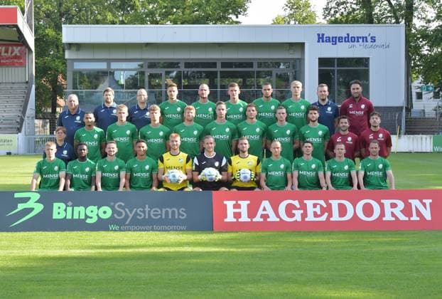 27.07.2024, GER, Fussball, Regionalliga West, Saison 2024 2025, Ohlendorfstadion im Heidewald, Gütersloh FC Gütersloh Fototermin 2024 2025 Mannschaftsfoto FC Gütersloh 2024 2025, Aktion, Einzelbild, Teambild Hintere Reihe, v.L. : Betreuer Ralf Niehaus, Physiotherapeut Florian Ameluxen, Betreuer Michael Kuhr, Patrik Twardzik, Dimitrios Touratzidis, Aleksandar Kandic, Grigorijs Degtjarevs, Leo Weichert, Teammanager Rene Harder und Trainer Julian Hesse Mittlere Reihe, v.L: Betreuerin Annika Krause, David Winke, Luis Frieling, Henri Bollmann, Lars Beuckmann, Jannik Borgmann, Armin Pjetrovic, Lennard Rolf, Justus Henke, Co Trainer Matthias Haeder, Torwart-Trainer Patrick Richter Vordere Reihe, v.L. : Erik Lanfer, Philimon Tawiah, Kevin Freiberger, Allan Firmino Dantas, Roman Schabbing, Janro Peters, Tim Matuschewsky, Nico Tübing, Ilias Illig, Phil Beckhoff, Julian Schauerte Es fehl: Co-Trainer Andre Kording