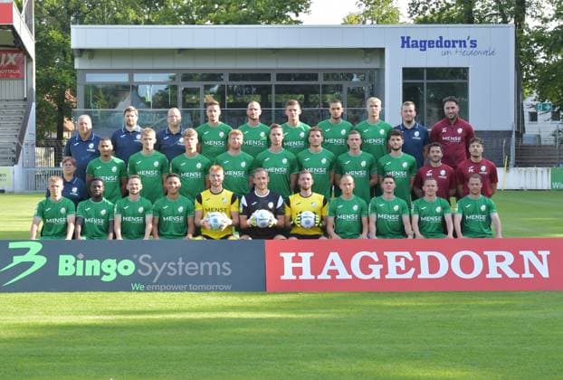 27.07.2024, GER, Fussball, Regionalliga West, Saison 2024 2025, Ohlendorfstadion im Heidewald, Gütersloh FC Gütersloh Fototermin 2024 2025 Mannschaftsfoto FC Gütersloh 2024 2025, Aktion, Einzelbild, Teambild Hintere Reihe, v.L. : Betreuer Ralf Niehaus, Physiotherapeut Florian Ameluxen, Betreuer Michael Kuhr, Patrik Twardzik, Dimitrios Touratzidis, Aleksandar Kandic, Grigorijs Degtjarevs, Leo Weichert, Teammanager Rene Harder und Trainer Julian Hesse Mittlere Reihe, v.L: Betreuerin Annika Krause, David Winke, Luis Frieling, Henri Bollmann, Lars Beuckmann, Jannik Borgmann, Armin Pjetrovic, Lennard Rolf, Justus Henke, Co Trainer Matthias Haeder, Torwart-Trainer Patrick Richter Vordere Reihe, v.L. : Erik Lanfer, Philimon Tawiah, Kevin Freiberger, Allan Firmino Dantas, Roman Schabbing, Janro Peters, Tim Matuschewsky, Nico Tübing, Ilias Illig, Phil Beckhoff, Julian Schauerte Es fehl: Co-Trainer Andre Kording