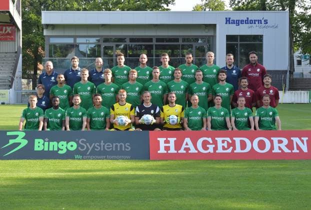 27.07.2024, GER, Fussball, Regionalliga West, Saison 2024 2025, Ohlendorfstadion im Heidewald, Gütersloh FC Gütersloh Fototermin 2024 2025 Mannschaftsfoto FC Gütersloh 2024 2025, Aktion, Einzelbild, Teambild Hintere Reihe, v.L. : Betreuer Ralf Niehaus, Physiotherapeut Florian Ameluxen, Betreuer Michael Kuhr, Patrik Twardzik, Dimitrios Touratzidis, Aleksandar Kandic, Grigorijs Degtjarevs, Leo Weichert, Teammanager Rene Harder und Trainer Julian Hesse Mittlere Reihe, v.L: Betreuerin Annika Krause, David Winke, Luis Frieling, Henri Bollmann, Lars Beuckmann, Jannik Borgmann, Armin Pjetrovic, Lennard Rolf, Justus Henke, Co Trainer Matthias Haeder, Torwart-Trainer Patrick Richter Vordere Reihe, v.L. : Erik Lanfer, Philimon Tawiah, Kevin Freiberger, Allan Firmino Dantas, Roman Schabbing, Janro Peters, Tim Matuschewsky, Nico Tübing, Ilias Illig, Phil Beckhoff, Julian Schauerte Es fehl: Co-Trainer Andre Kording