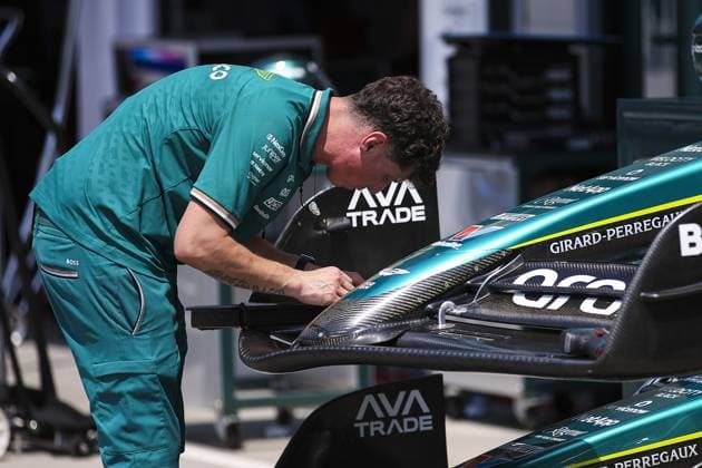 Aston Martin F1 Team, mechanic, mecanicien, mechanics during the Formula 1 Hungarian Grand Prix 2024, 13th round of the 2024 Formula One World Championship, WM, Weltmeisterschaft from July 19 to 21, 2024 on the Hungaroring, in Mogyorod, Hungary - F1 - HUNGARIAN GRAND PRIX 2024 DPPI Panoramic  240718_R11_UNGHERIA_DP_EA020099