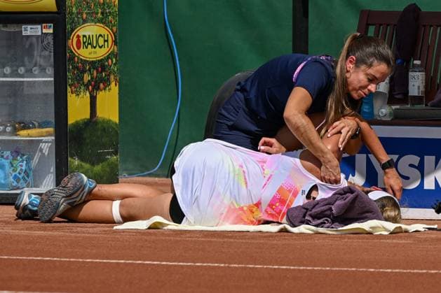 Hungary: Ekaterina Makarova asking a physiotherapy check-up during the round 16 match vs. Diana Shnaider at the WTA250 Hungarian Gran Prix Tennis on 18th July 2024 at Romai Teniszakademia, Budapest, Hungary International Tennis match - WTA, Tennis Damen Hungarian Grand Prix - Round of 16 and Quarter finals  - ZUMAp169 20240718_zsa_p169_126 Copyright: xVincenzoxOrlando IPAxSportx