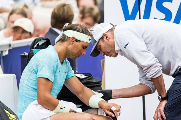 240718 Rafael Nadal of Spain receive medical help during day 4 of the Nordea Open on July 18, 2024 in Bastad. Photo: Niclas Jönsson BILDBYRAN COP 273 NO0288 tennis ATP, Tennis Herren 250 nordea open bbeng Copyright: NICLASxJÖNSSON BB240718NO033