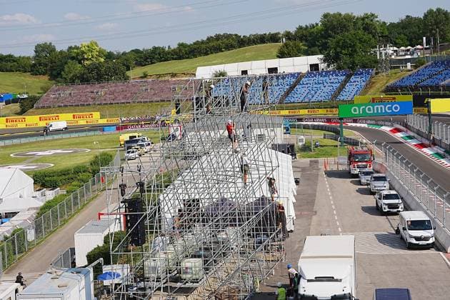18.07.2024, Hungaroring, Budapest, FORMULA 1 HUNGARIAN GRAND PRIX 2024 , im Bild Bauarbeiter arbeiten noch an einem Gerüst an der Rennstrecke. Defodi-506_20240718_hbr_1483