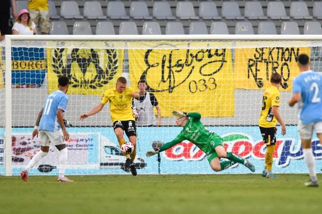 240718 Sebastian Holmen and goalkeeper Isak Pettersson of Elfsborg during the UEFA Europa League qualification match between Pafos and Elfsborg on July 18, 2024 in Limassol. Photo: Alex Nicodim BILDBYRAN COP 282 AN0007 fotboll football soccer fotball uefa europa league pafos elfsborg bbeng Copyright: ALEXxNICODIM BB240718BB703