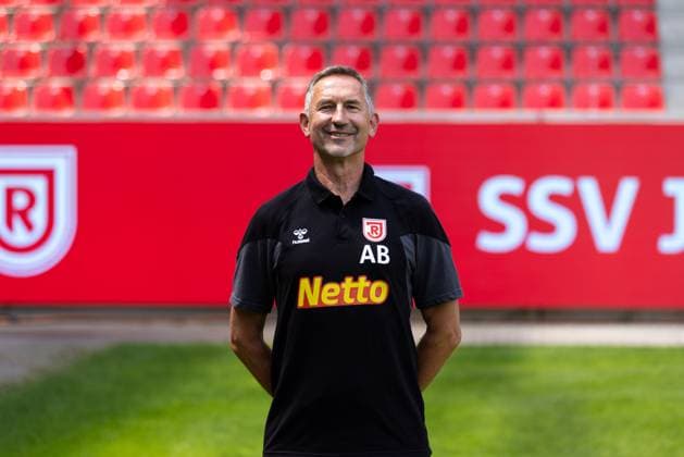 18.07.2024, Fussball, GER, Saison 2024 2025, 2.Liga,Pressetermin, SSV Jahn Regensburg Achim Beierlorzer; SSV Jahn Regensburg, 2. BL, Porträttermin 2024 2025 DFL REGULATIONS PROHIBIT ANY USE OF PHOTOGRAPHS AS IMAGE SEQUENCES AND OR QUASI-VIDEO. Regensburg Bayern Deutschland Jahnstadion Regensburg