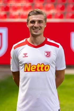 18.07.2024, Fussball, GER, Saison 2024 2025, 2.Liga,Pressetermin, SSV Jahn Regensburg Elias Huth; SSV Jahn Regensburg, 2. BL, Porträttermin 2024 2025 DFL REGULATIONS PROHIBIT ANY USE OF PHOTOGRAPHS AS IMAGE SEQUENCES AND OR QUASI-VIDEO. Regensburg Bayern Deutschland Jahnstadion Regensburg