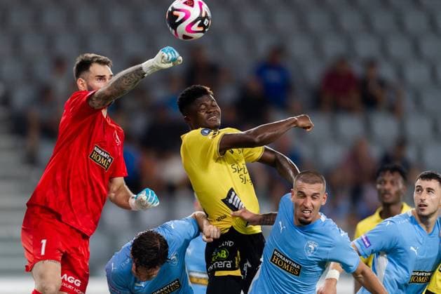 240718 Goalkeeper Ivica Ivusic of Pafos and Jalal Abdullai of Elfsborg during the UEFA Europa League qualification match between Pafos and Elfsborg on July 18, 2024 in Limassol. Photo: Alex Nicodim BILDBYRAN COP 282 AN0007 fotboll football soccer fotball uefa europa league pafos elfsborg bbeng Copyright: ALEXxNICODIM BB240718BB761