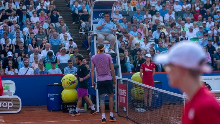 18.07.2024, ATP, Tennis Herren 500, Tennis, Herren, Hamburg Open, Hamburg, Achtelfinale, Alexander Zverev (Deutschland) - Hugo Gaston (Frankreich) Alexander Zverev (Deutschland, am Netz) diskutiert mit der Schiedsrichterin nach einer Entscheidung. Hamburg Tennis-Stadion Am Rothenbaum Hamburg Deutschland