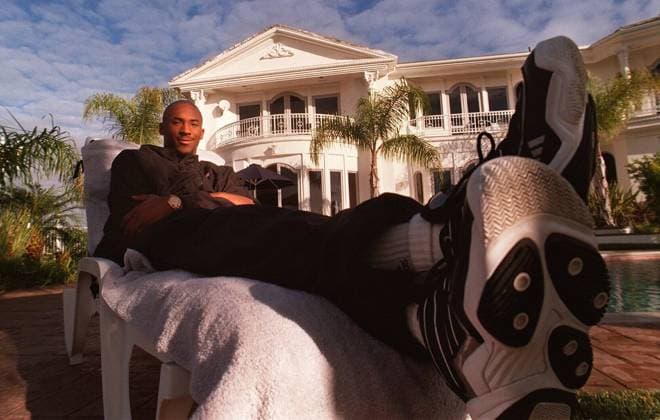 Archivbilder der Woche SPORT KW29 April 25, 1997, Florida, USA: LA Lakers rookie Kobe Bryant pictured in front of his new home in the Pacific Palisades, California. This is the home that Kobe purchased to live in with his parents after he moved from Philadelphia. Kobe, 17, had just graduated from Lower Merion High School in Philly and was drafted by the Charlotte Hornets and was then immediately traded to the Los Angeles Lakers. The photo was taken before Kobe left for practice on Oct, 31, 1996. NOTE: the photo was originally made for the Philadelphia Inquirer but was later picked up by the Press-Telegram where was working in Long Beach, CA. It was also circulated on Knight-Ridder tribune. USA  - ZUMAs70 19970425zans70001 Copyright: xDirkxShaddx - ZUMA9656 0096566083st Copyright: xDirkxShaddxviaxwww.imago-images.dex