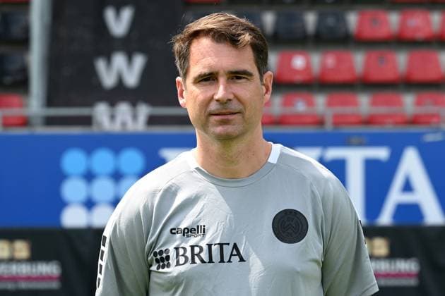 18.07.2024, xjhx, Fussball 3.Liga, SV Wehen Wiesbaden - Fototermin Saison 2024 25, Porträttermin 2024 2025 emspor, v.l. Dr. Tobias Freyer (DFL DFB REGULATIONS PROHIBIT ANY USE OF PHOTOGRAPHS as IMAGE SEQUENCES and or QUASI-VIDEO) Wiesbaden