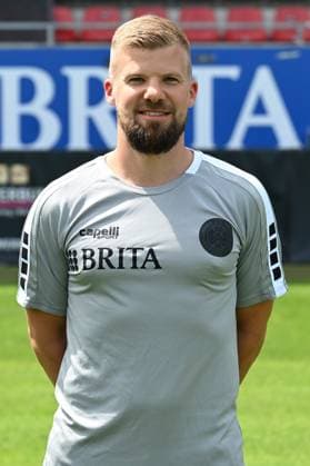 18.07.2024, xjhx, Fussball 3.Liga, SV Wehen Wiesbaden - Fototermin Saison 2024 25, Porträttermin 2024 2025 emspor, v.l. Leiter Physiotherapie Robin Reitze (DFL DFB REGULATIONS PROHIBIT ANY USE OF PHOTOGRAPHS as IMAGE SEQUENCES and or QUASI-VIDEO) Wiesbaden