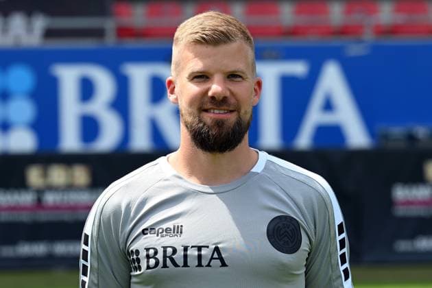 18.07.2024, xjhx, Fussball 3.Liga, SV Wehen Wiesbaden - Fototermin Saison 2024 25, Porträttermin 2024 2025 emspor, v.l. Leiter Physiotherapie Robin Reitze (DFL DFB REGULATIONS PROHIBIT ANY USE OF PHOTOGRAPHS as IMAGE SEQUENCES and or QUASI-VIDEO) Wiesbaden