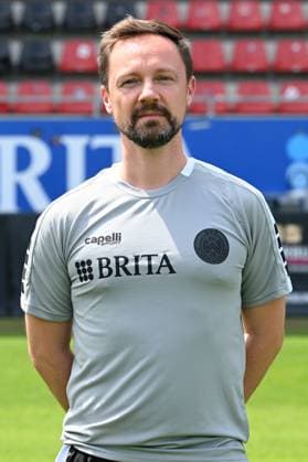 18.07.2024, xjhx, Fussball 3.Liga, SV Wehen Wiesbaden - Fototermin Saison 2024 25, Porträttermin 2024 2025 emspor, v.l. Mannschaftsarzt Dr. Michael Müller (DFL DFB REGULATIONS PROHIBIT ANY USE OF PHOTOGRAPHS as IMAGE SEQUENCES and or QUASI-VIDEO) Wiesbaden