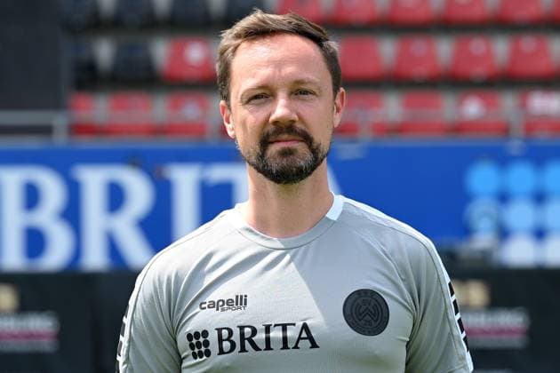 18.07.2024, xjhx, Fussball 3.Liga, SV Wehen Wiesbaden - Fototermin Saison 2024 25, Porträttermin 2024 2025 emspor, v.l. Mannschaftsarzt Dr. Michael Müller (DFL DFB REGULATIONS PROHIBIT ANY USE OF PHOTOGRAPHS as IMAGE SEQUENCES and or QUASI-VIDEO) Wiesbaden