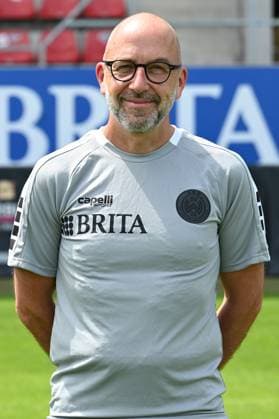 18.07.2024, xjhx, Fussball 3.Liga, SV Wehen Wiesbaden - Fototermin Saison 2024 25, Porträttermin 2024 2025 emspor, v.l. Mannschaftsarzt Dr. Achim Bitschnau (DFL DFB REGULATIONS PROHIBIT ANY USE OF PHOTOGRAPHS as IMAGE SEQUENCES and or QUASI-VIDEO) Wiesbaden