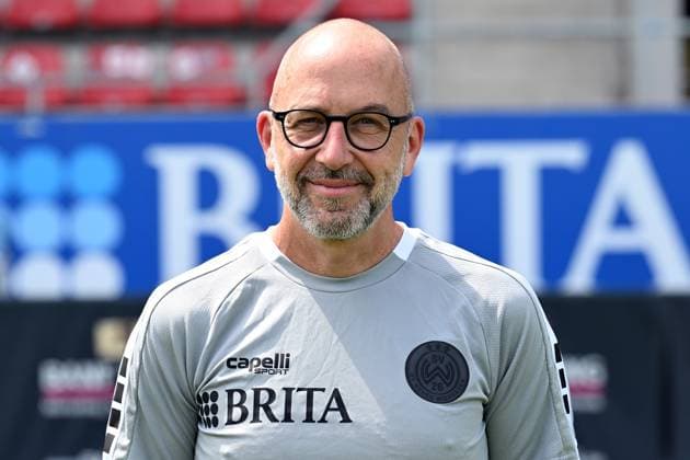 18.07.2024, xjhx, Fussball 3.Liga, SV Wehen Wiesbaden - Fototermin Saison 2024 25, Porträttermin 2024 2025 emspor, v.l. Mannschaftsarzt Dr. Achim Bitschnau (DFL DFB REGULATIONS PROHIBIT ANY USE OF PHOTOGRAPHS as IMAGE SEQUENCES and or QUASI-VIDEO) Wiesbaden