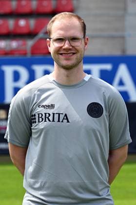 18.07.2024, xjhx, Fussball 3.Liga, SV Wehen Wiesbaden - Fototermin Saison 2024 25, Porträttermin 2024 2025 emspor, v.l. Scout Konstantin Langhammer (DFL DFB REGULATIONS PROHIBIT ANY USE OF PHOTOGRAPHS as IMAGE SEQUENCES and or QUASI-VIDEO) Wiesbaden