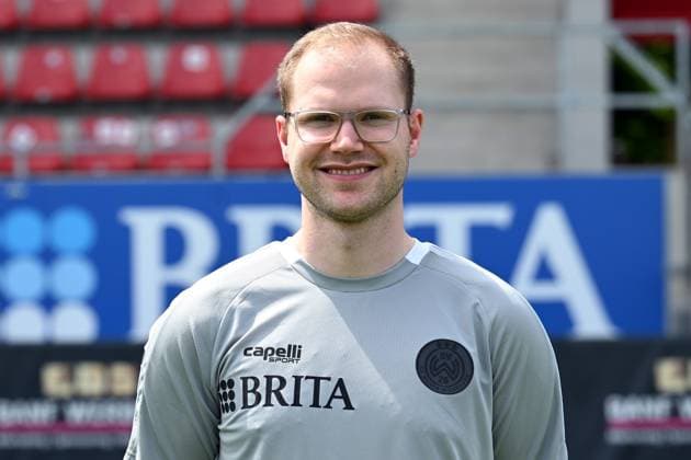 18.07.2024, xjhx, Fussball 3.Liga, SV Wehen Wiesbaden - Fototermin Saison 2024 25, Porträttermin 2024 2025 emspor, v.l. Scout Konstantin Langhammer (DFL DFB REGULATIONS PROHIBIT ANY USE OF PHOTOGRAPHS as IMAGE SEQUENCES and or QUASI-VIDEO) Wiesbaden