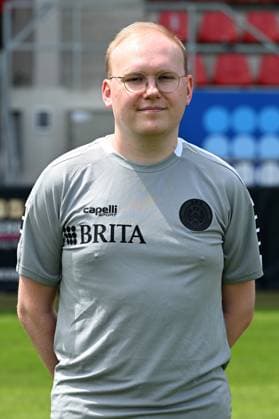 18.07.2024, xjhx, Fussball 3.Liga, SV Wehen Wiesbaden - Fototermin Saison 2024 25, Porträttermin 2024 2025 emspor, v.l. Leiter Scouting Philipp Gründler (DFL DFB REGULATIONS PROHIBIT ANY USE OF PHOTOGRAPHS as IMAGE SEQUENCES and or QUASI-VIDEO) Wiesbaden