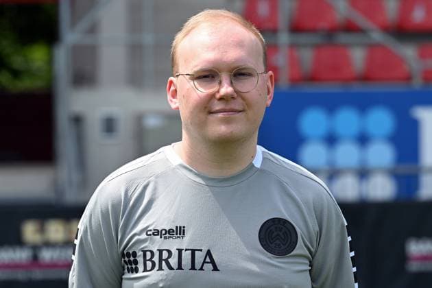 18.07.2024, xjhx, Fussball 3.Liga, SV Wehen Wiesbaden - Fototermin Saison 2024 25, Porträttermin 2024 2025 emspor, v.l. Leiter Scouting Philipp Gründler (DFL DFB REGULATIONS PROHIBIT ANY USE OF PHOTOGRAPHS as IMAGE SEQUENCES and or QUASI-VIDEO) Wiesbaden