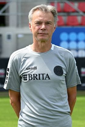 18.07.2024, xjhx, Fussball 3.Liga, SV Wehen Wiesbaden - Fototermin Saison 2024 25, Porträttermin 2024 2025 emspor, v.l. Mannschaftsarzt Hygienebeauftragter Dr. Tammo Quitzau (DFL DFB REGULATIONS PROHIBIT ANY USE OF PHOTOGRAPHS as IMAGE SEQUENCES and or QUASI-VIDEO) Wiesbaden