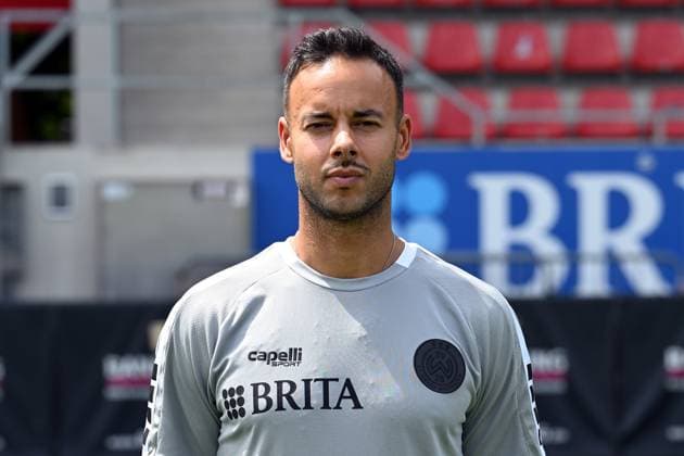 18.07.2024, xjhx, Fussball 3.Liga, SV Wehen Wiesbaden - Fototermin Saison 2024 25, Porträttermin 2024 2025 emspor, v.l. Leiter Prävention & Rehabilitation Javier Cordero, (DFL DFB REGULATIONS PROHIBIT ANY USE OF PHOTOGRAPHS as IMAGE SEQUENCES and or QUASI-VIDEO) Wiesbaden