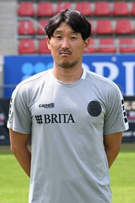 18.07.2024, xjhx, Fussball 3.Liga, SV Wehen Wiesbaden - Fototermin Saison 2024 25, Porträttermin 2024 2025 emspor, v.l. Physiotherapeut Shohei Nozawa (DFL DFB REGULATIONS PROHIBIT ANY USE OF PHOTOGRAPHS as IMAGE SEQUENCES and or QUASI-VIDEO) Wiesbaden
