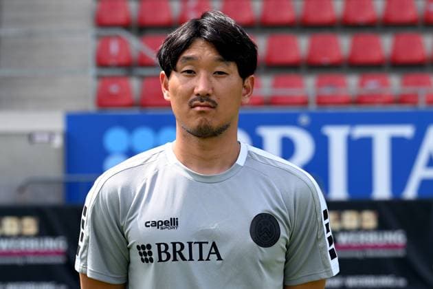 18.07.2024, xjhx, Fussball 3.Liga, SV Wehen Wiesbaden - Fototermin Saison 2024 25, Porträttermin 2024 2025 emspor, v.l. Physiotherapeut Shohei Nozawa (DFL DFB REGULATIONS PROHIBIT ANY USE OF PHOTOGRAPHS as IMAGE SEQUENCES and or QUASI-VIDEO) Wiesbaden
