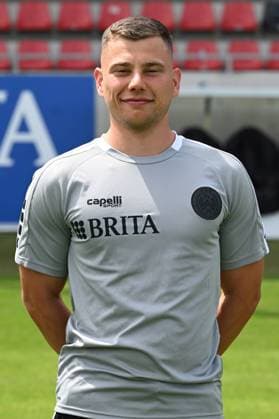 18.07.2024, xjhx, Fussball 3.Liga, SV Wehen Wiesbaden - Fototermin Saison 2024 25, Porträttermin 2024 2025 emspor, v.l. Athletik-Trainer Dominik Hönig (DFL DFB REGULATIONS PROHIBIT ANY USE OF PHOTOGRAPHS as IMAGE SEQUENCES and or QUASI-VIDEO) Wiesbaden