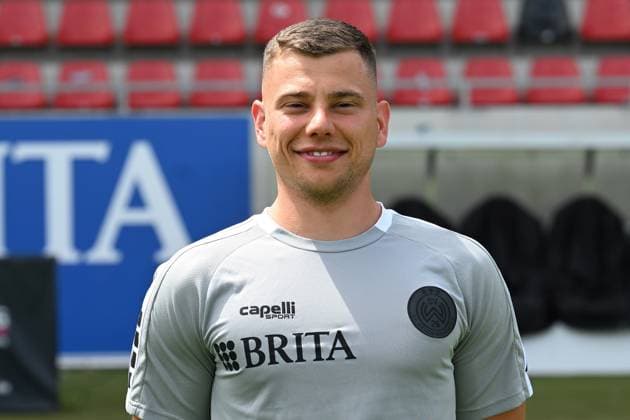 18.07.2024, xjhx, Fussball 3.Liga, SV Wehen Wiesbaden - Fototermin Saison 2024 25, Porträttermin 2024 2025 emspor, v.l. Athletik-Trainer Dominik Hönig (DFL DFB REGULATIONS PROHIBIT ANY USE OF PHOTOGRAPHS as IMAGE SEQUENCES and or QUASI-VIDEO) Wiesbaden