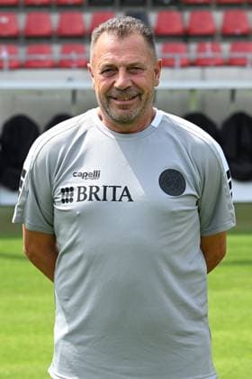 18.07.2024, xjhx, Fussball 3.Liga, SV Wehen Wiesbaden - Fototermin Saison 2024 25, Porträttermin 2024 2025 emspor, v.l. Betreuer Gerhard Eckel (DFL DFB REGULATIONS PROHIBIT ANY USE OF PHOTOGRAPHS as IMAGE SEQUENCES and or QUASI-VIDEO) Wiesbaden