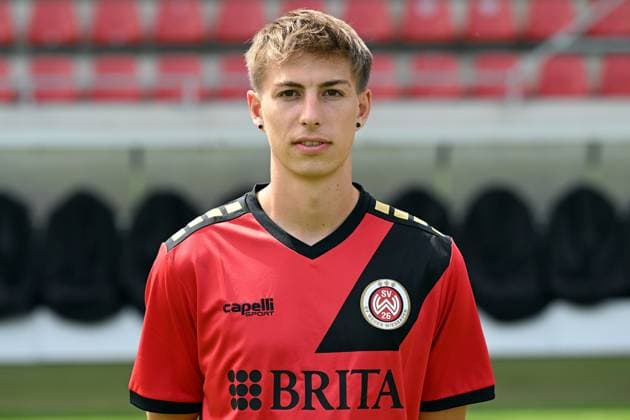 18.07.2024, xjhx, Fussball 3.Liga, SV Wehen Wiesbaden - Fototermin Saison 2024 25, Porträttermin 2024 2025 emspor, v.l. Nick Bätzner (DFL DFB REGULATIONS PROHIBIT ANY USE OF PHOTOGRAPHS as IMAGE SEQUENCES and or QUASI-VIDEO) Wiesbaden