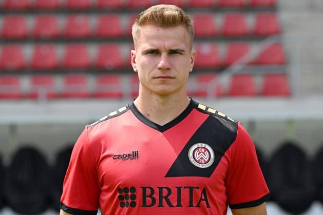 18.07.2024, xjhx, Fussball 3.Liga, SV Wehen Wiesbaden - Fototermin Saison 2024 25, Porträttermin 2024 2025 emspor, v.l. Florian Carstens (DFL DFB REGULATIONS PROHIBIT ANY USE OF PHOTOGRAPHS as IMAGE SEQUENCES and or QUASI-VIDEO) Wiesbaden