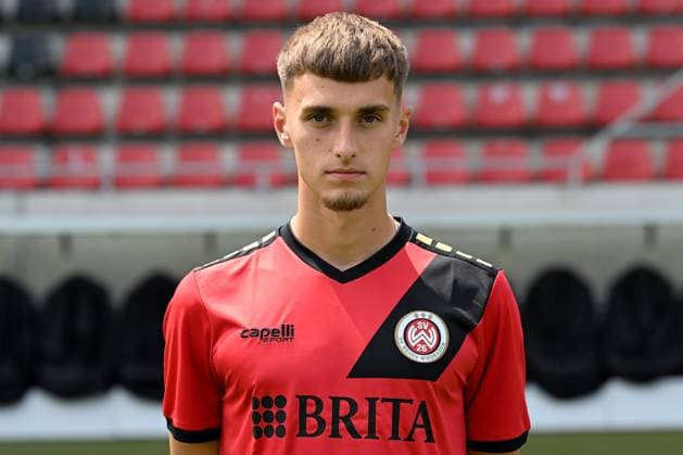 18.07.2024, xjhx, Fussball 3.Liga, SV Wehen Wiesbaden - Fototermin Saison 2024 25, Porträttermin 2024 2025 emspor, v.l. Justin Janitzek (DFL DFB REGULATIONS PROHIBIT ANY USE OF PHOTOGRAPHS as IMAGE SEQUENCES and or QUASI-VIDEO) Wiesbaden